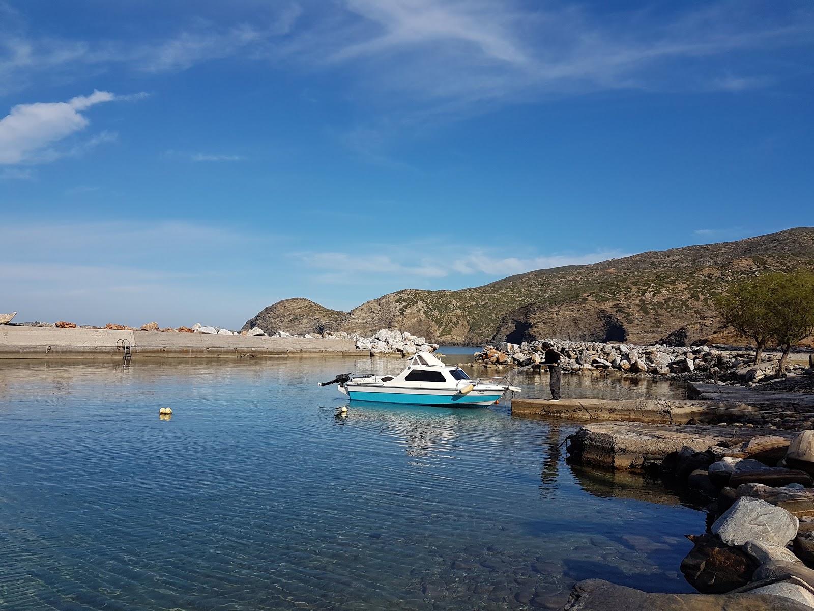 Foto av Beach Almirida med turkos rent vatten yta