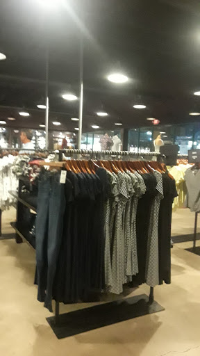 Clothing Store «Hollister Co. Outlet», reviews and photos, 4015 S Interstate Hwy 35, San Marcos, TX 78666, USA