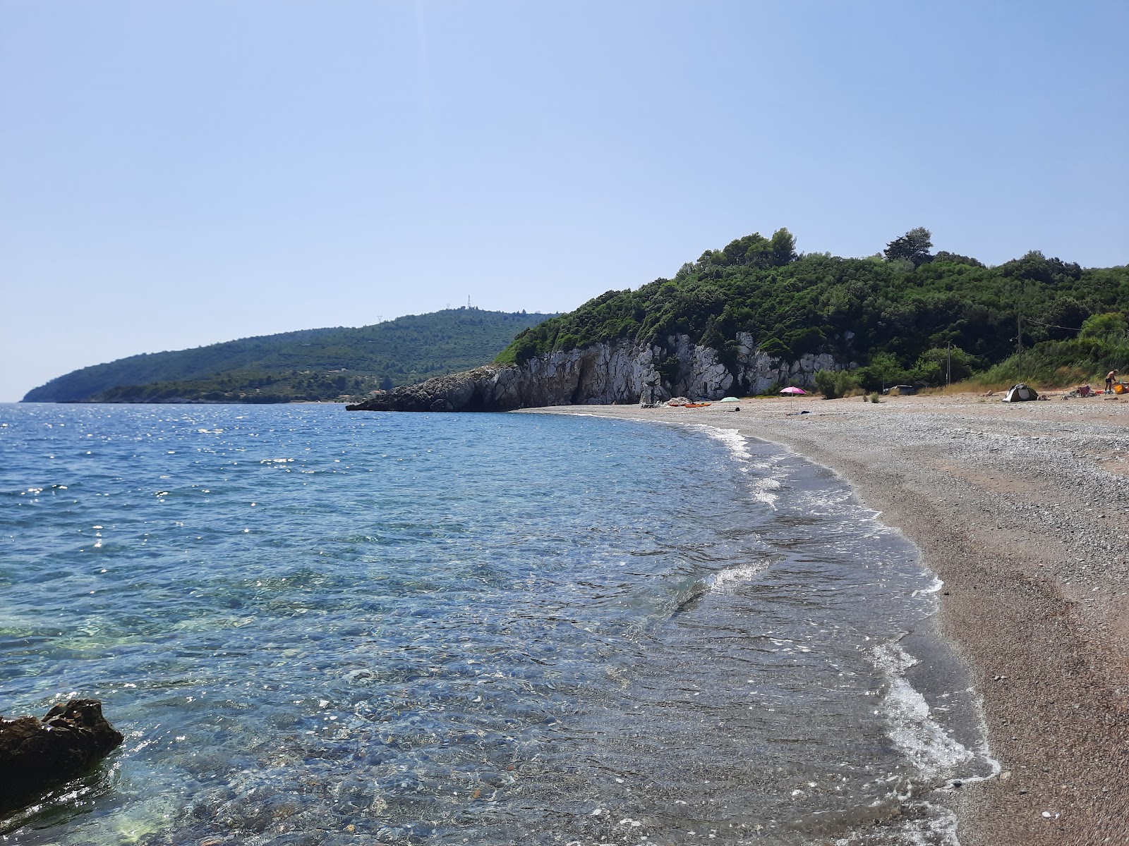 Foto di Agios Ioannis Beach con una superficie del sabbia grigia e ciottoli