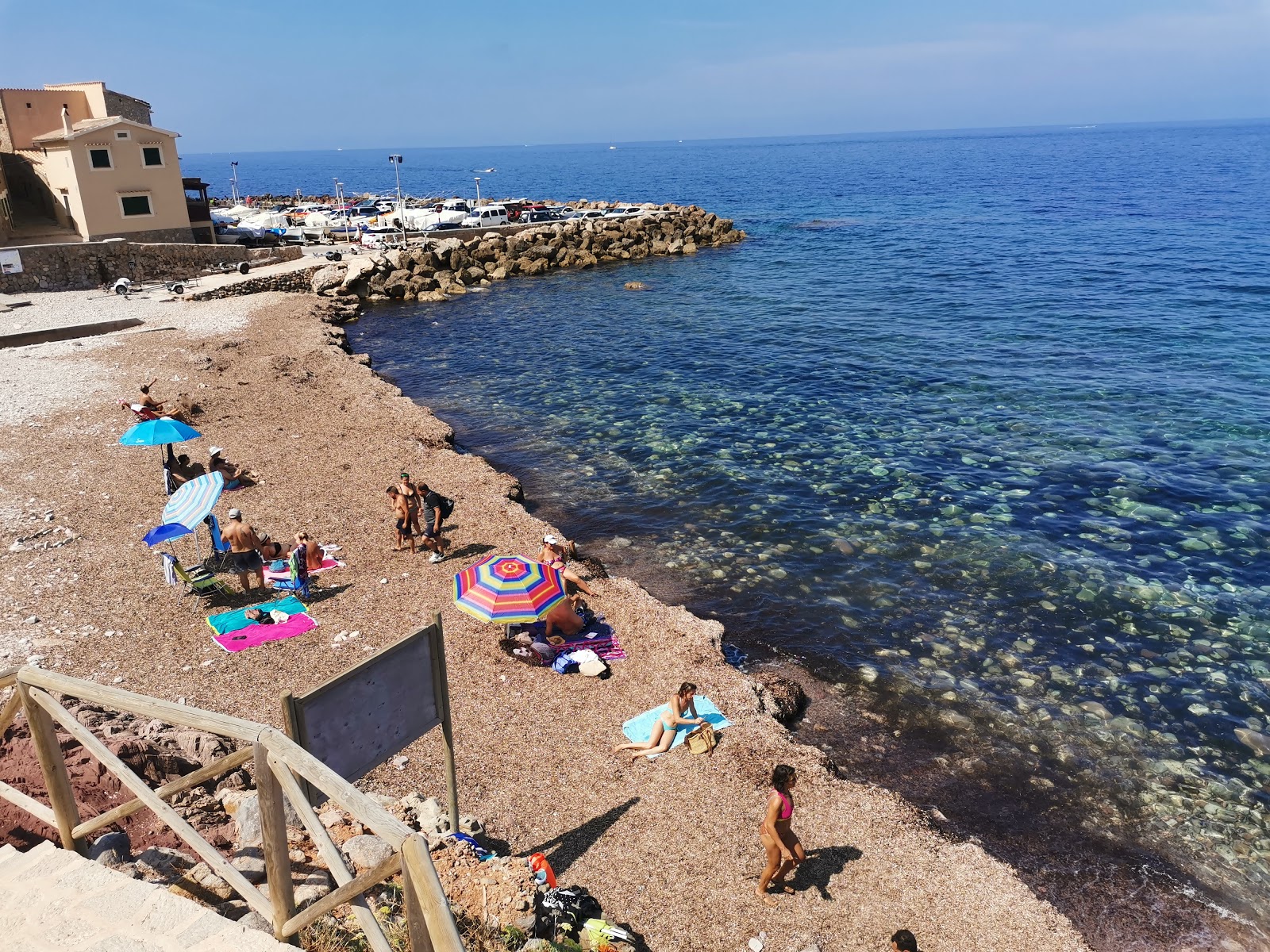 Foto de Port de Valldemossa Beach con playa recta