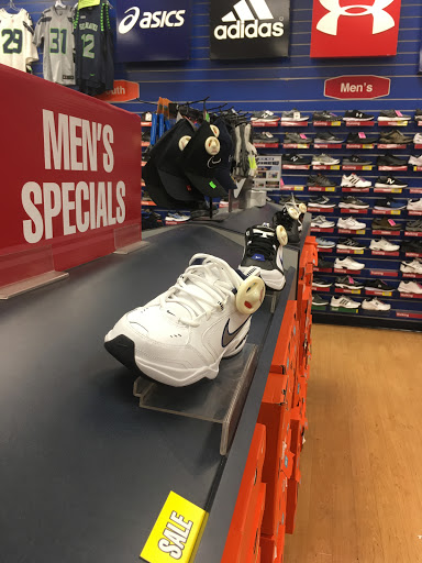 Sporting Goods Store «Big 5 Sporting Goods - Aurora Village», reviews and photos, 1133 N 205th St, Shoreline, WA 98133, USA