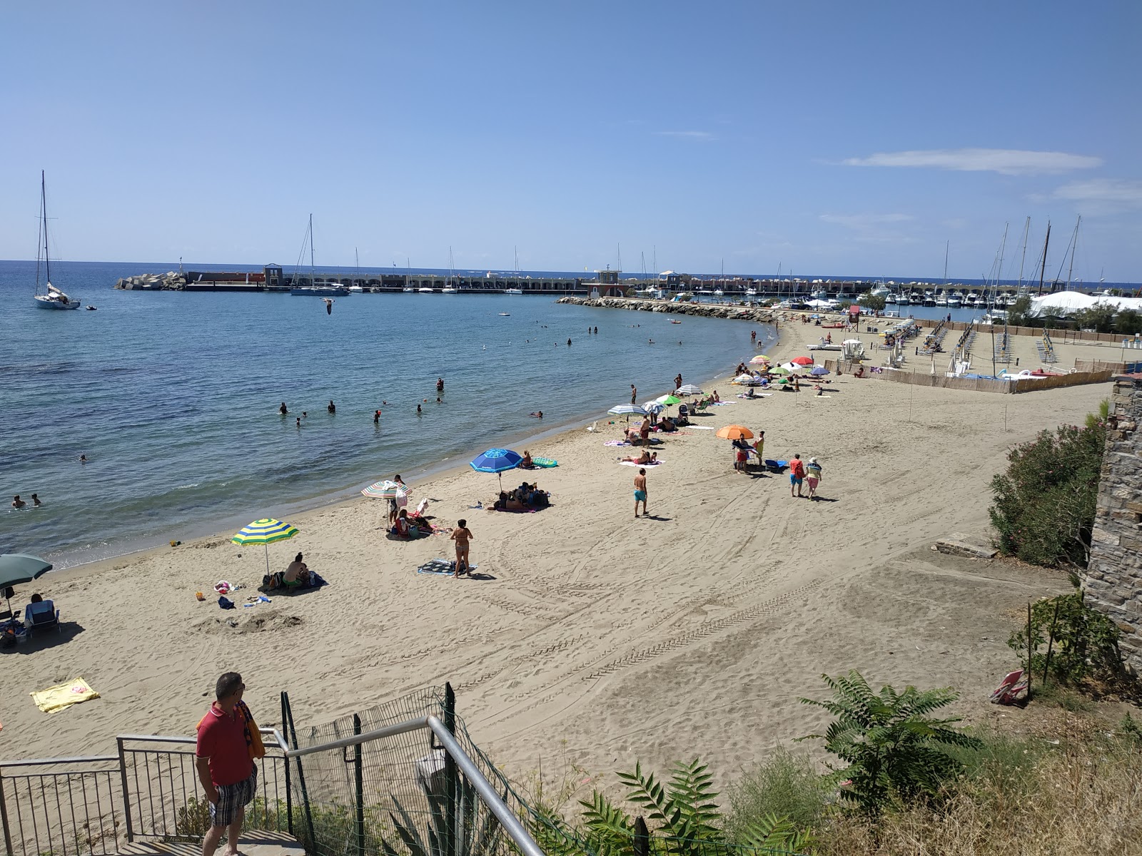 Foto de Spiaggia del Porto Acciaroli com areia marrom fina superfície
