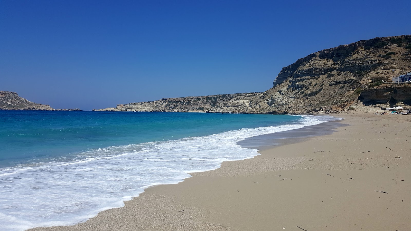 Paralia Lefkos II'in fotoğrafı uçurumlarla desteklenmiş