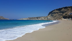 Paralia Lefkos II'in fotoğrafı uçurumlarla desteklenmiş