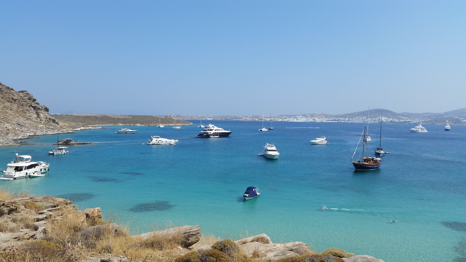 Foto de Perikopetra beach con agua cristalina superficie