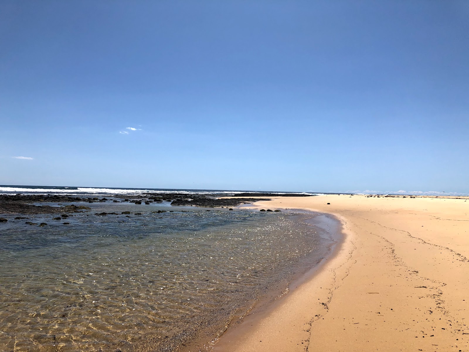 Foto van Meringo Beach met helder zand oppervlakte