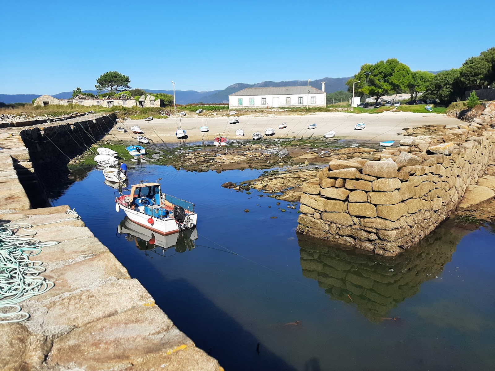 Photo de Praia de Cabanas avec plusieurs baies spacieuses