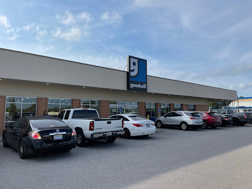 Thrift Store «Goodwill Retail Store of Florissant», reviews and photos, 472 Lindbergh Blvd, Florissant, MO 63031, USA