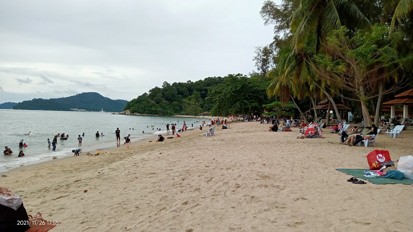 Teluk Batik Beach的照片 带有明亮的沙子表面