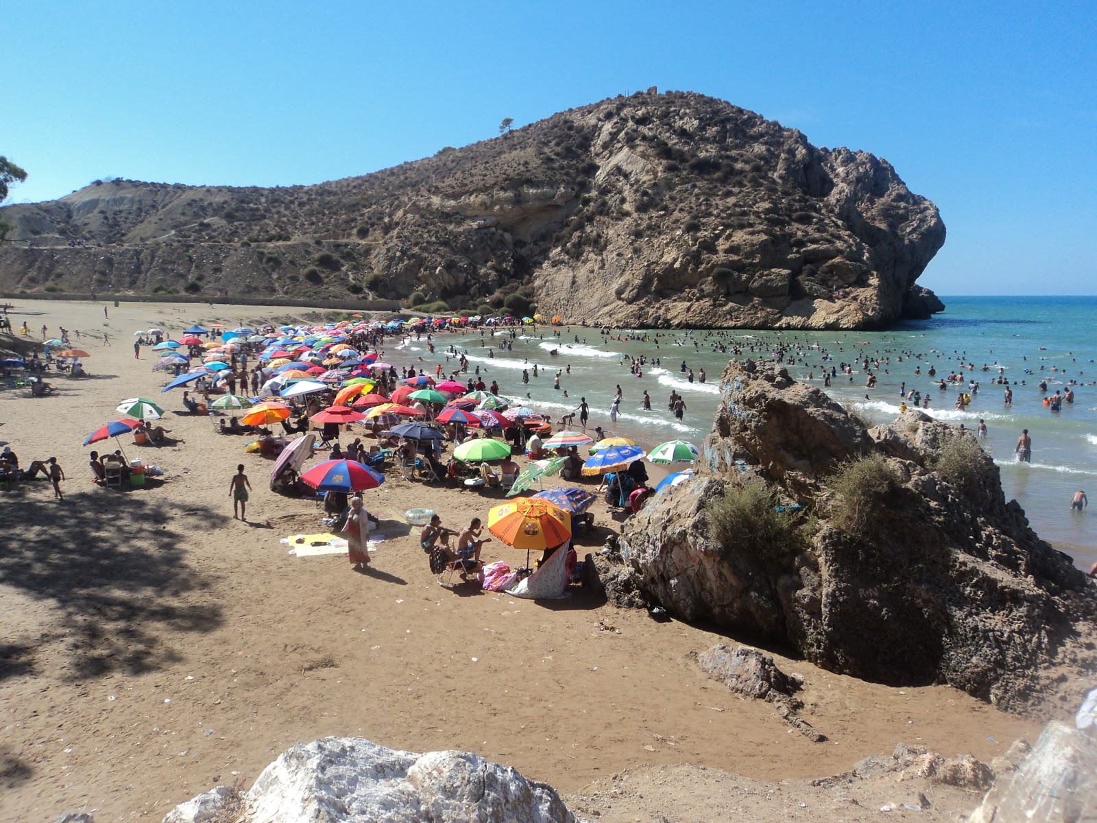 Foto di Moscarda beach sorretto da scogliere