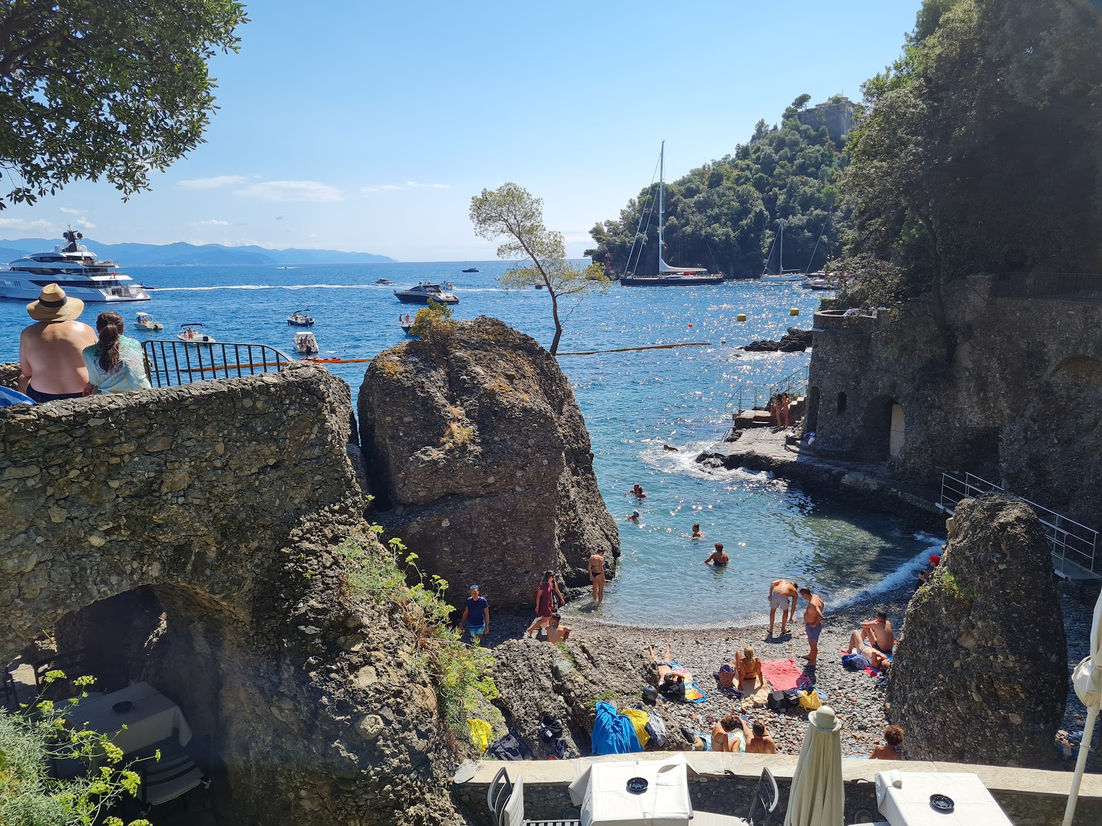 Valokuva Baia Cannone Portofinoista. pinnalla harmaa kivi:n kanssa