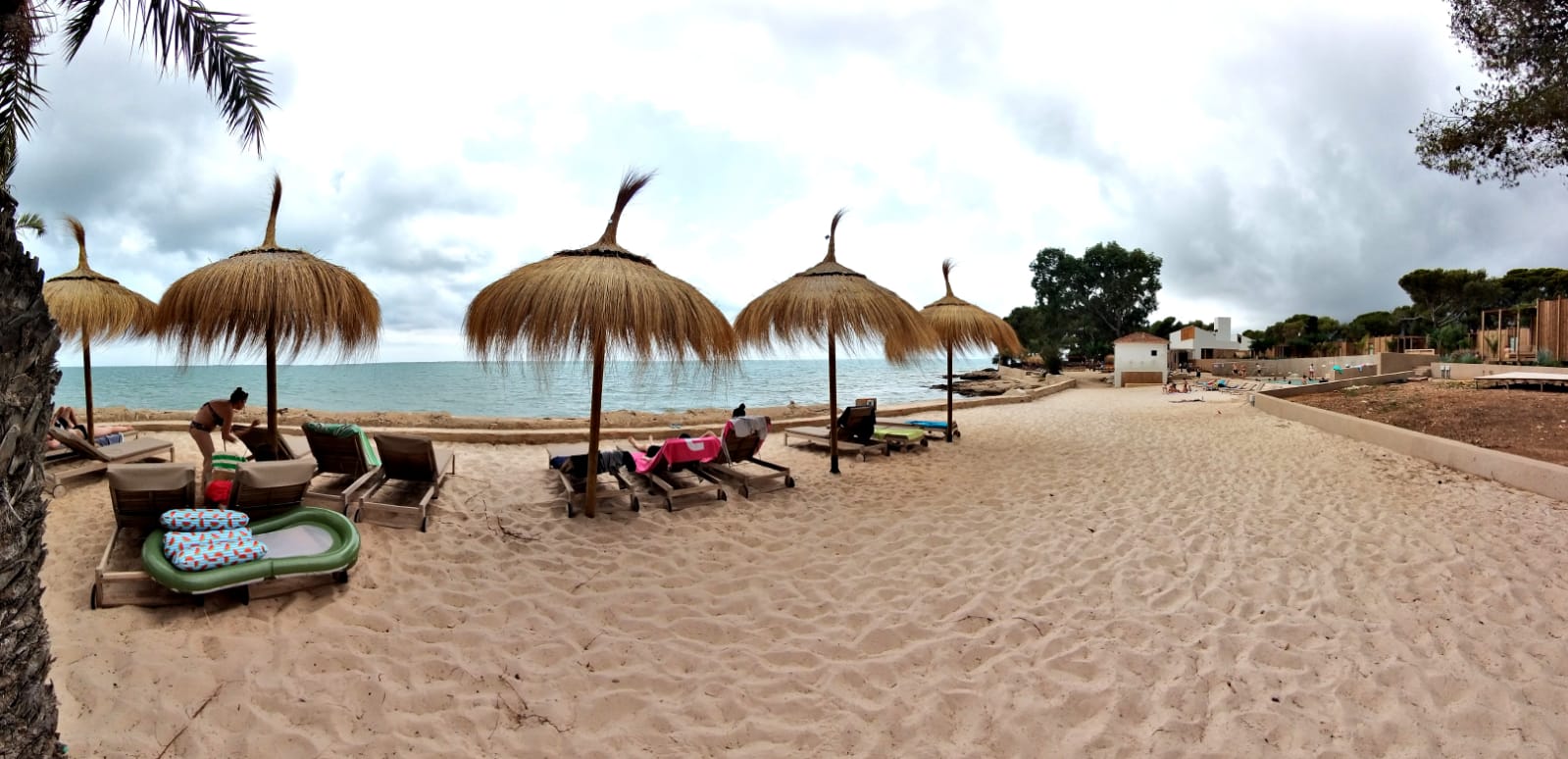 Fotografie cu Platja Alfacs cu o suprafață de teren stâncos