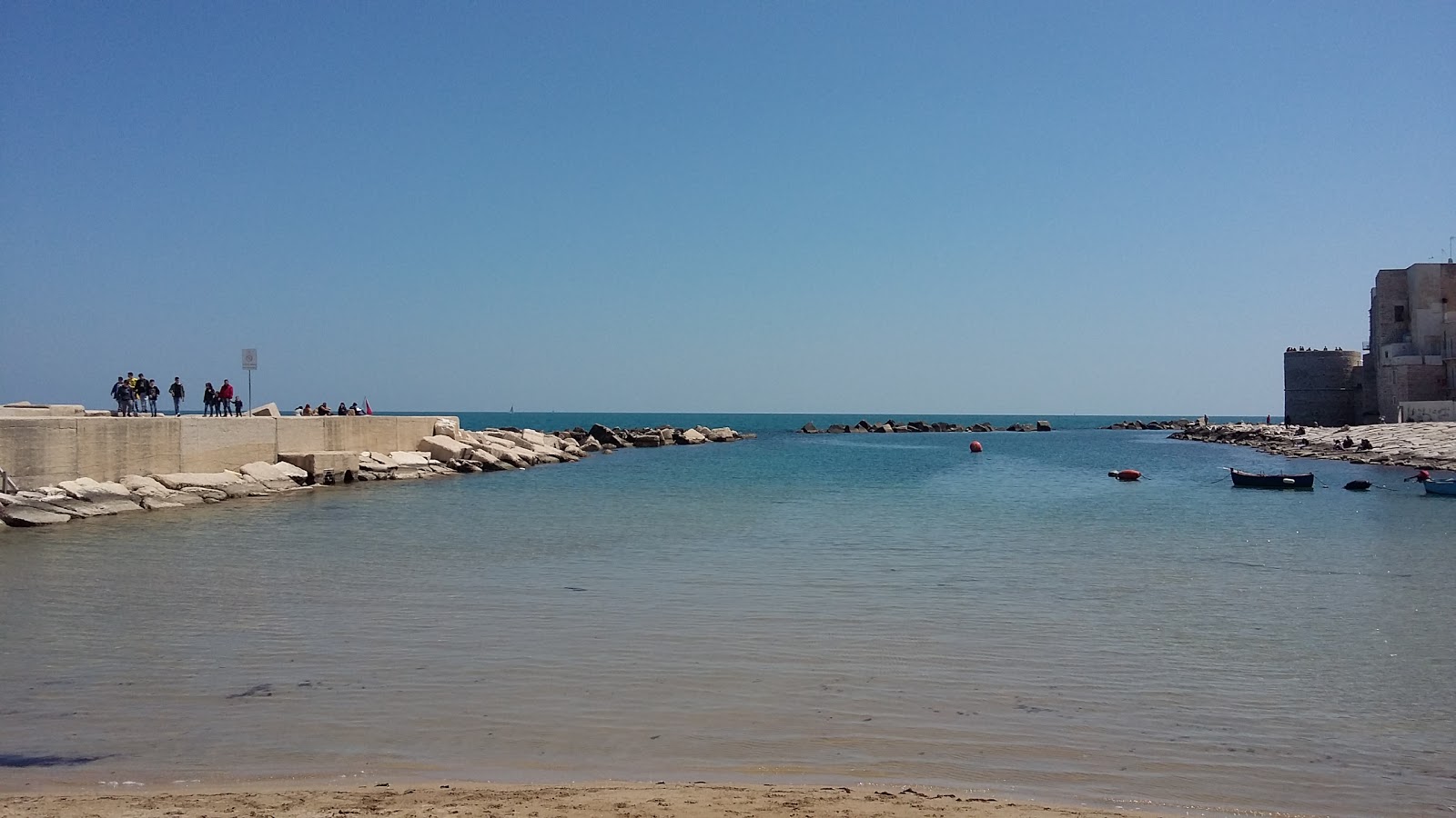 Foto de Il Molo beach con agua cristalina superficie