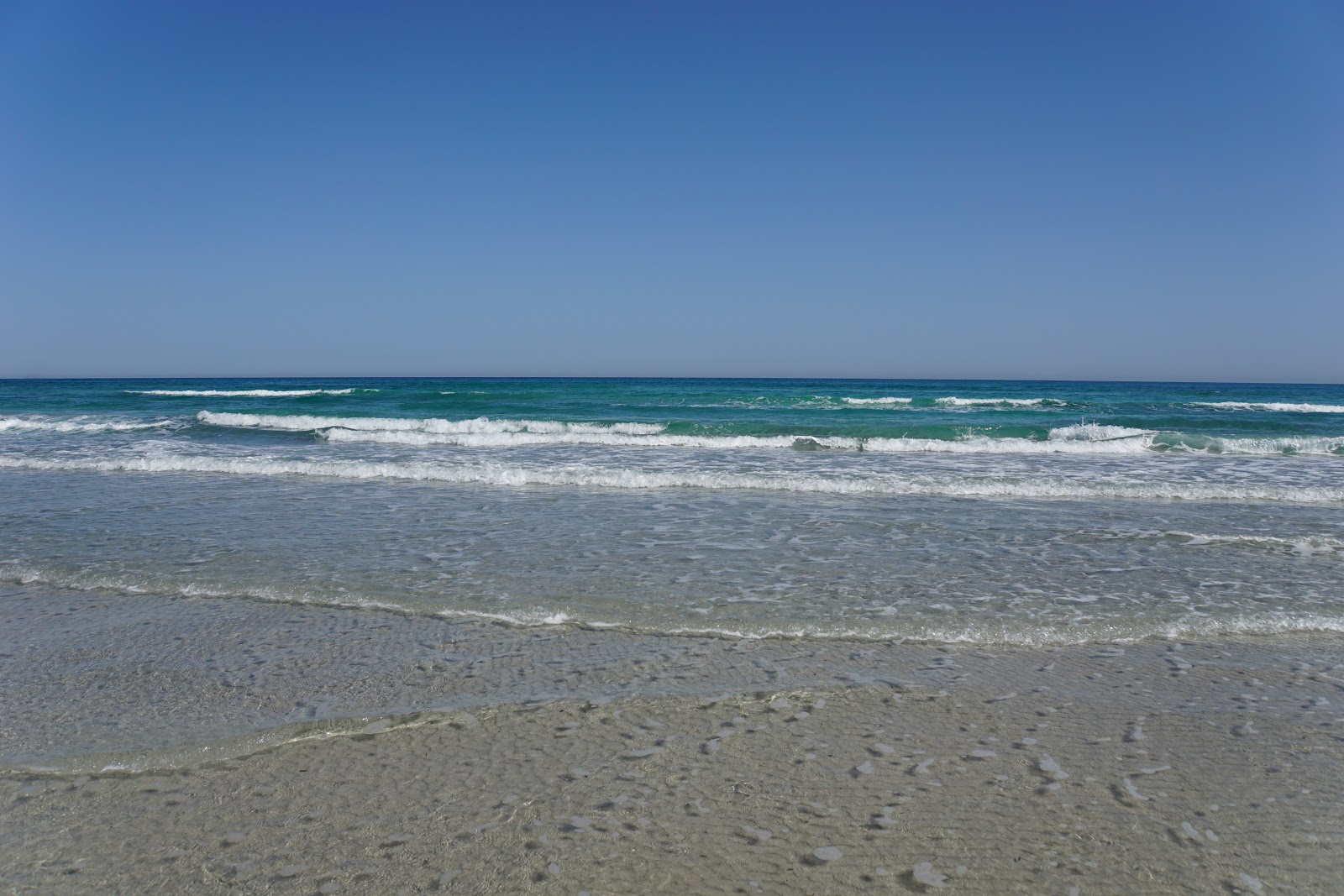 Plage Oued El Abid的照片 带有碧绿色纯水表面