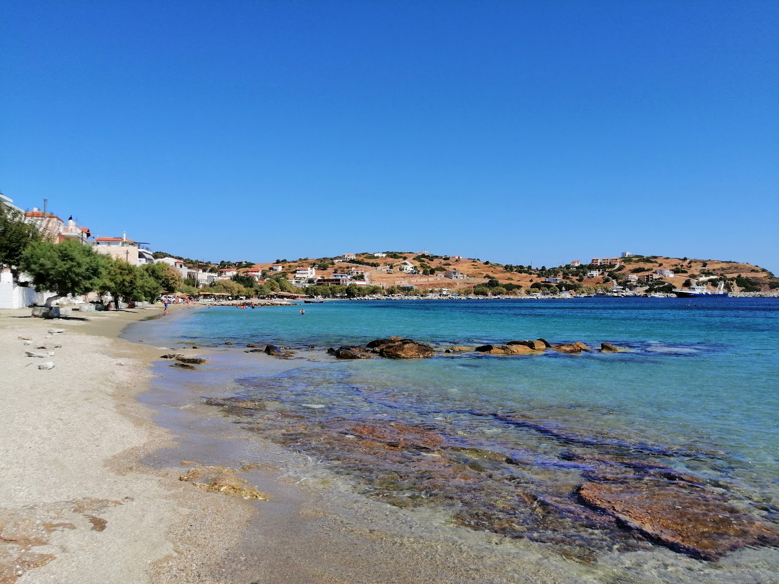 Foto de Agion Apostolon beach con agua cristalina superficie