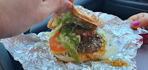 Cheeseburger du Restaurant de hamburgers Five Guys Franconville - n°6