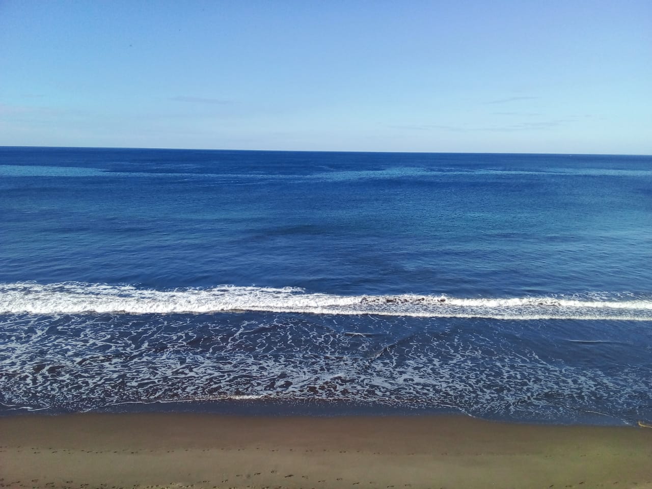 Foto di El Velero beach circondato da montagne