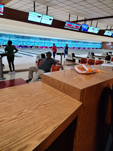 Bowling Alley «Executive Strike & Spare Family Fun Center», reviews and photos, 911 Phillips Ln, Louisville, KY 40209, USA