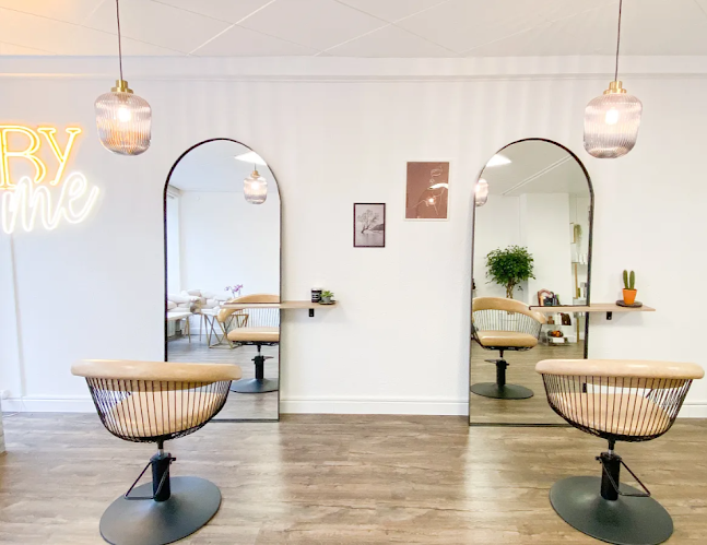 Salon By Me | Coiffeur Lausanne Femme - Homme & Onglerie