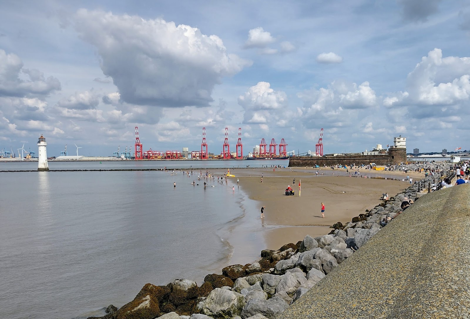 Fotografie cu New Brighton Beach cu o suprafață de nisip strălucitor