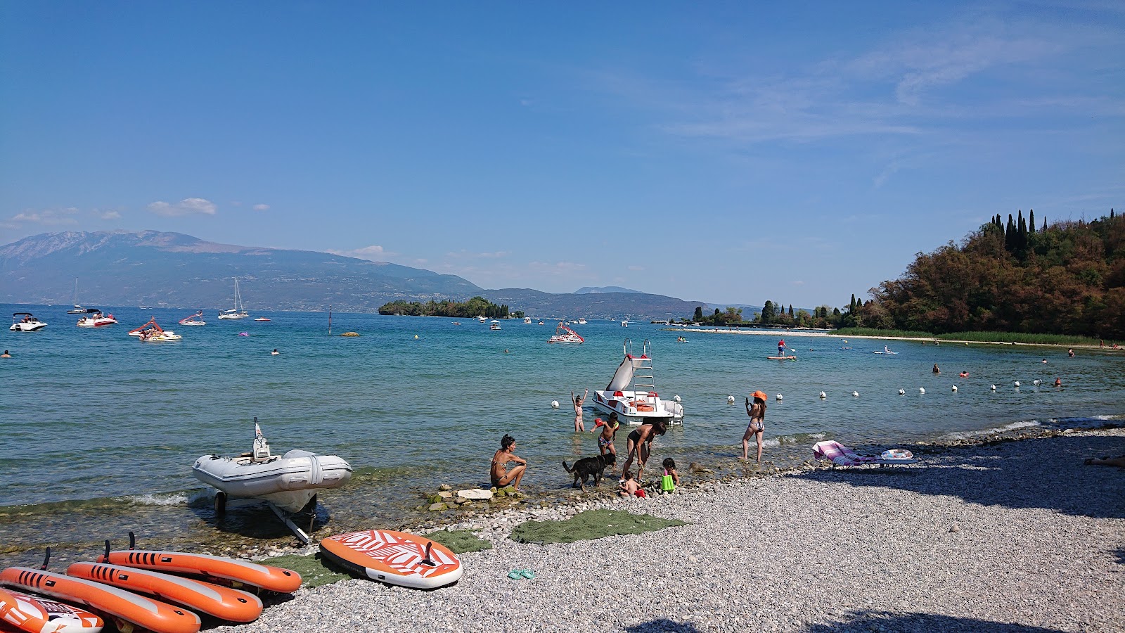 Foto di Spiaggia Baia del Vento con una superficie del piccoli ciottoli grigi