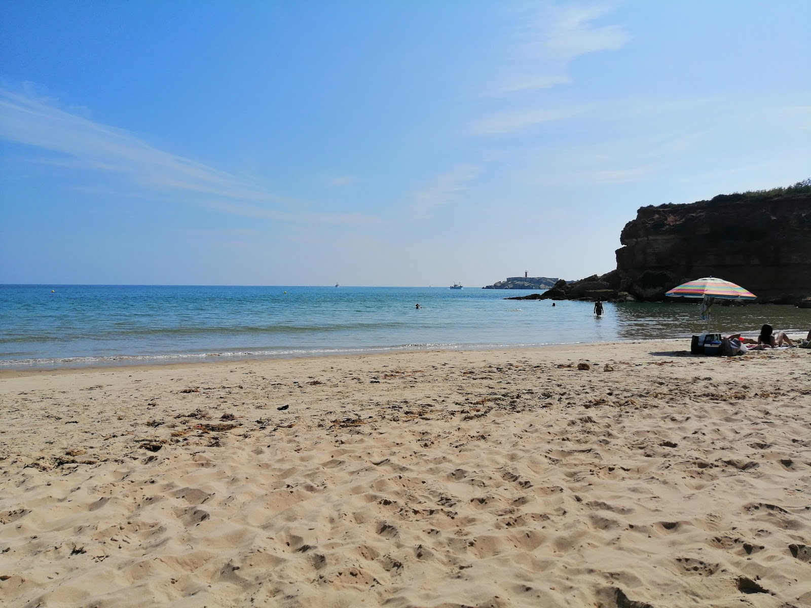 Photo de Plage de Cala del Aceite avec baie spacieuse