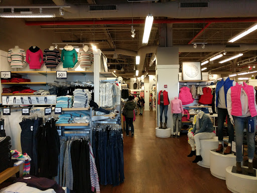 Clothing Store «Gap Outlet», reviews and photos, 845 White Plains Rd, Bronx, NY 10473, USA