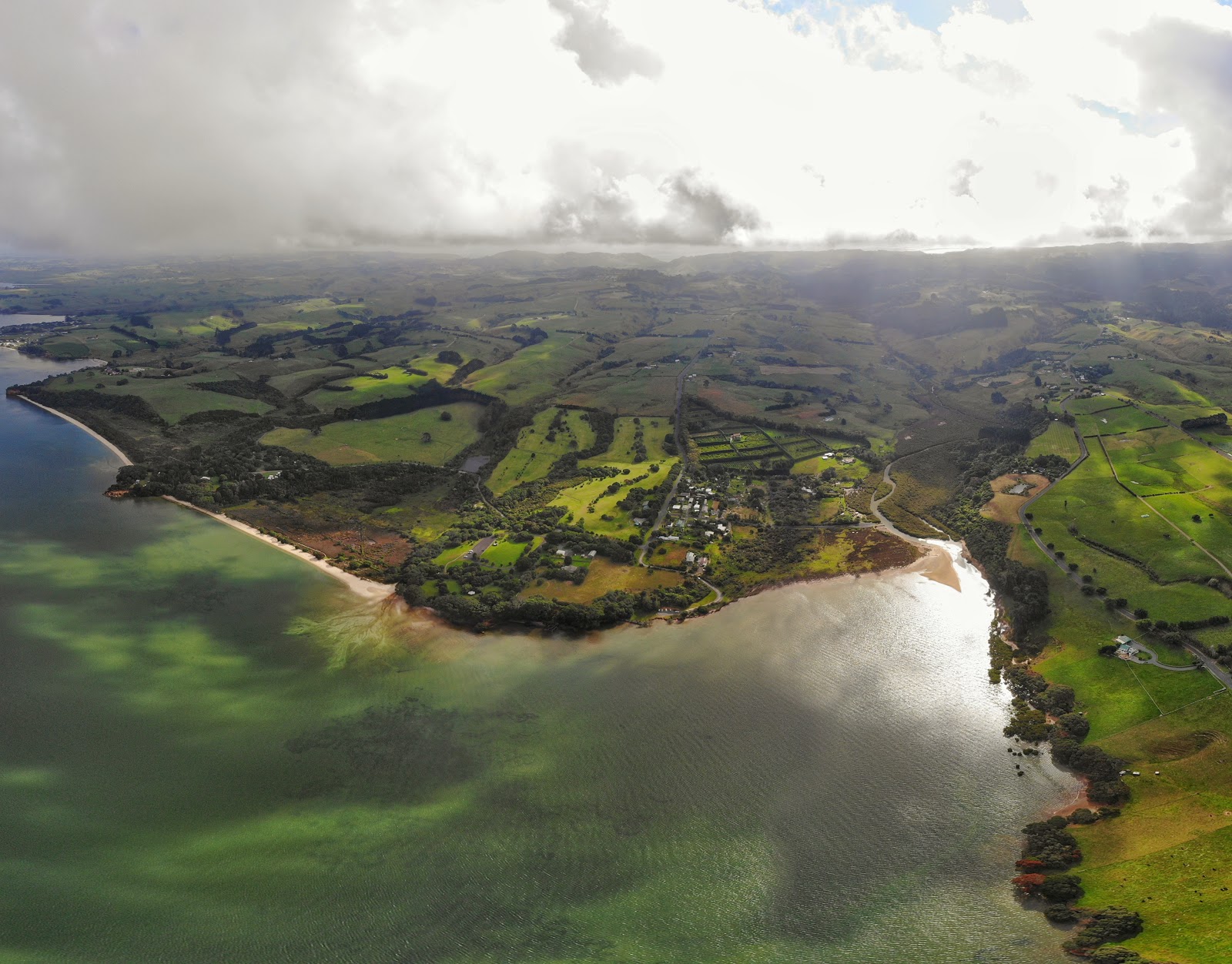 Matakawau Beach的照片 带有碧绿色纯水表面