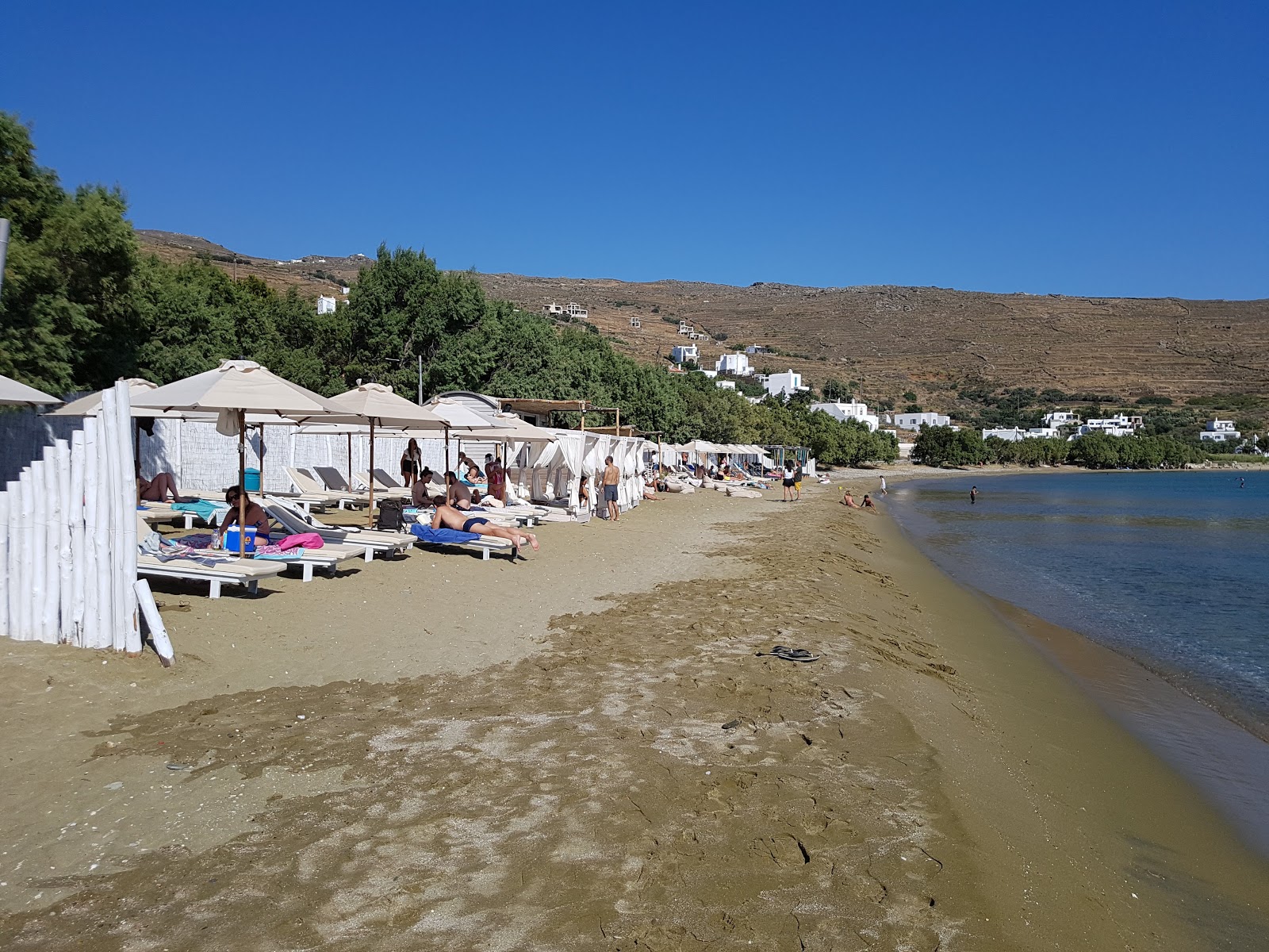 Foto von Agios Romanos Strand und die siedlung