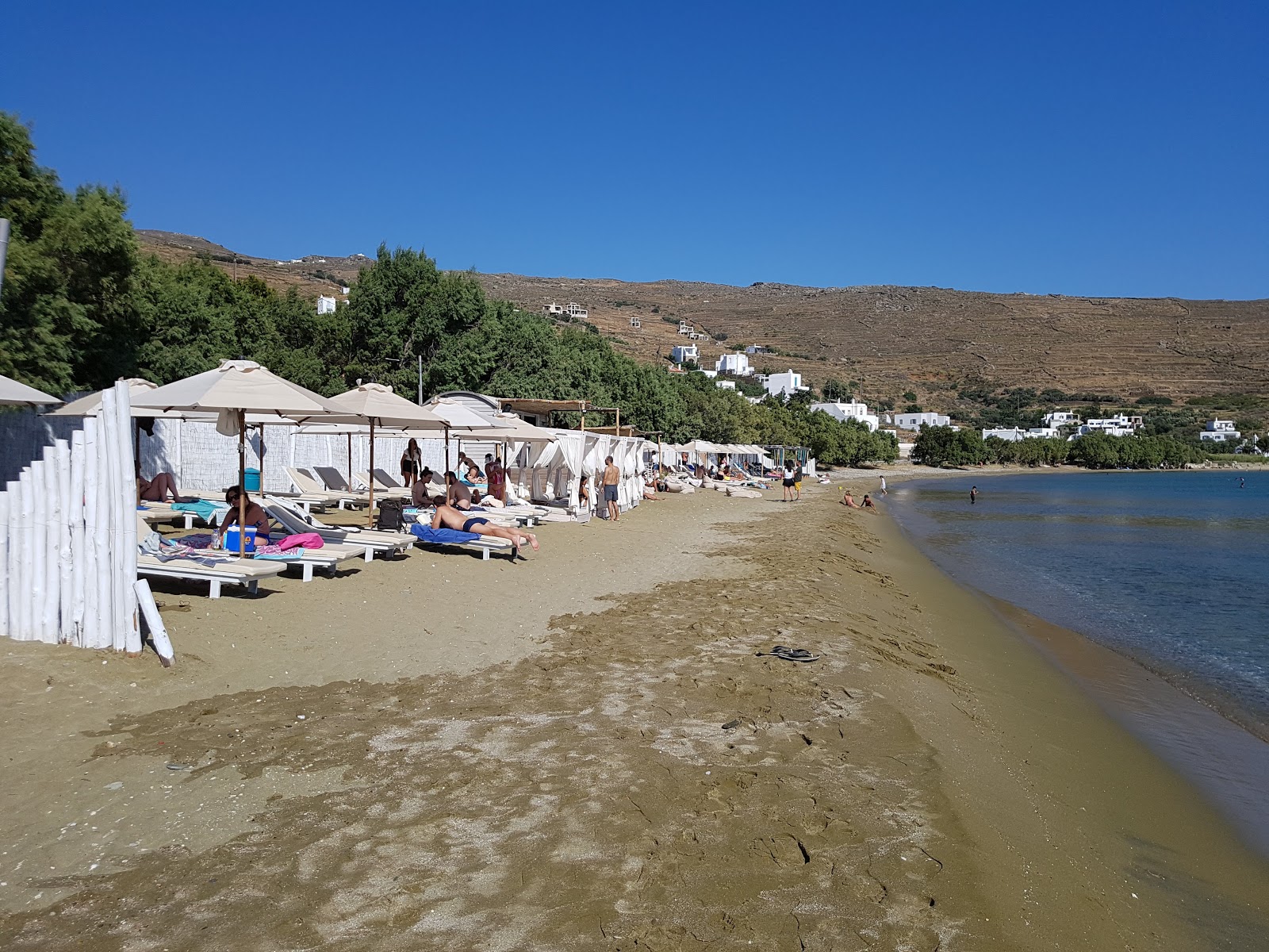 Foto von Agios Romanos Strand von Klippen umgeben