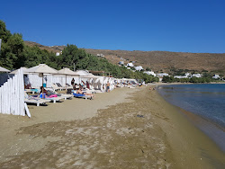 Agios Romanos Plajı'in fotoğrafı uçurumlarla desteklenmiş