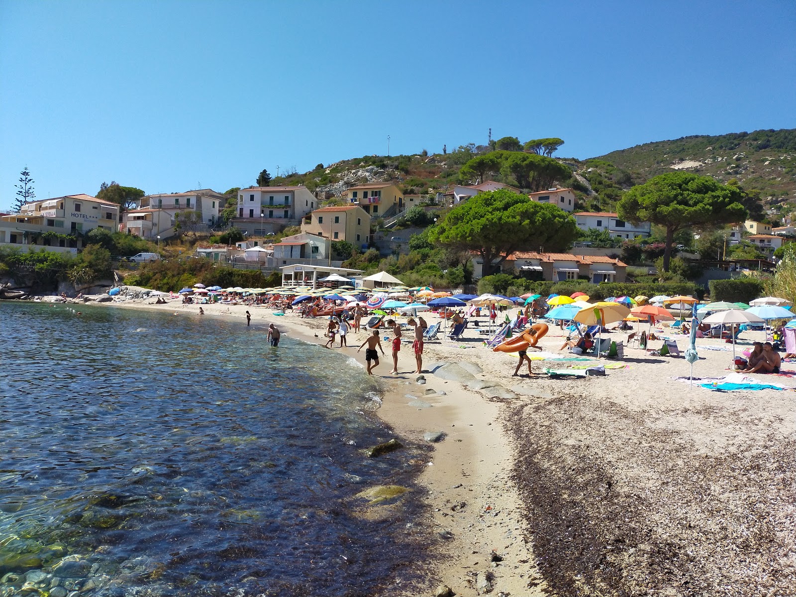 Foto van Spiaggia di Seccheto met hoog niveau van netheid