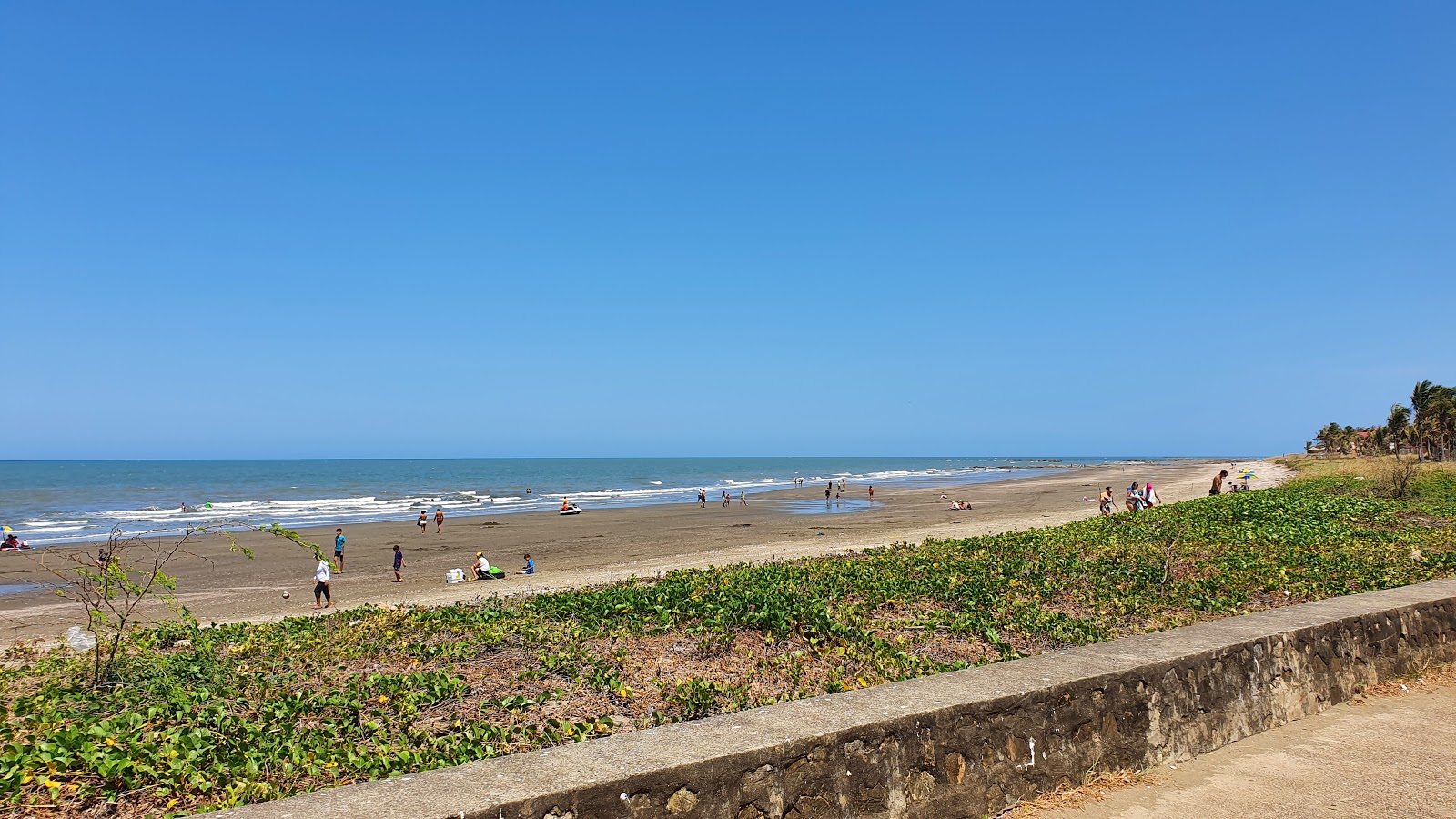 Foto di Uverito Beach con una superficie del sabbia grigia