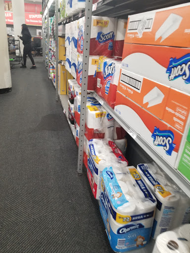 Office Supply Store «Staples», reviews and photos, 90-30 Metropolitan Ave, Rego Park, NY 11374, USA