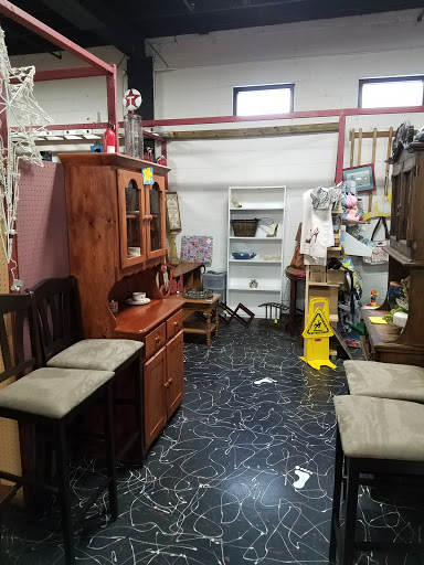 Flea Market «Springfield Flea Market & Gifts», reviews and photos, 1325 E Trafficway St, Springfield, MO 65802, USA