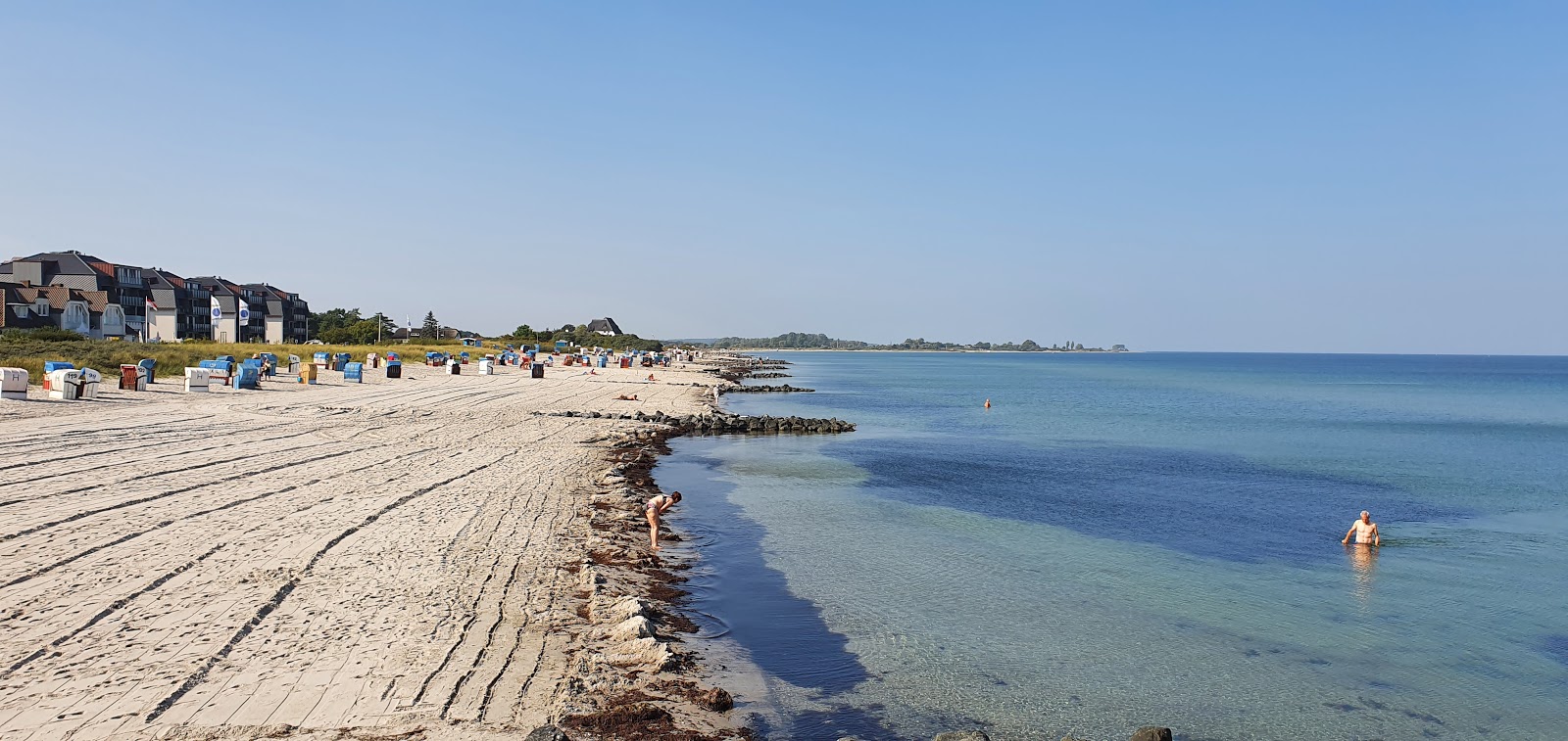 Valokuva Hohwachtin rantaista. pinnalla turkoosi puhdas vesi:n kanssa