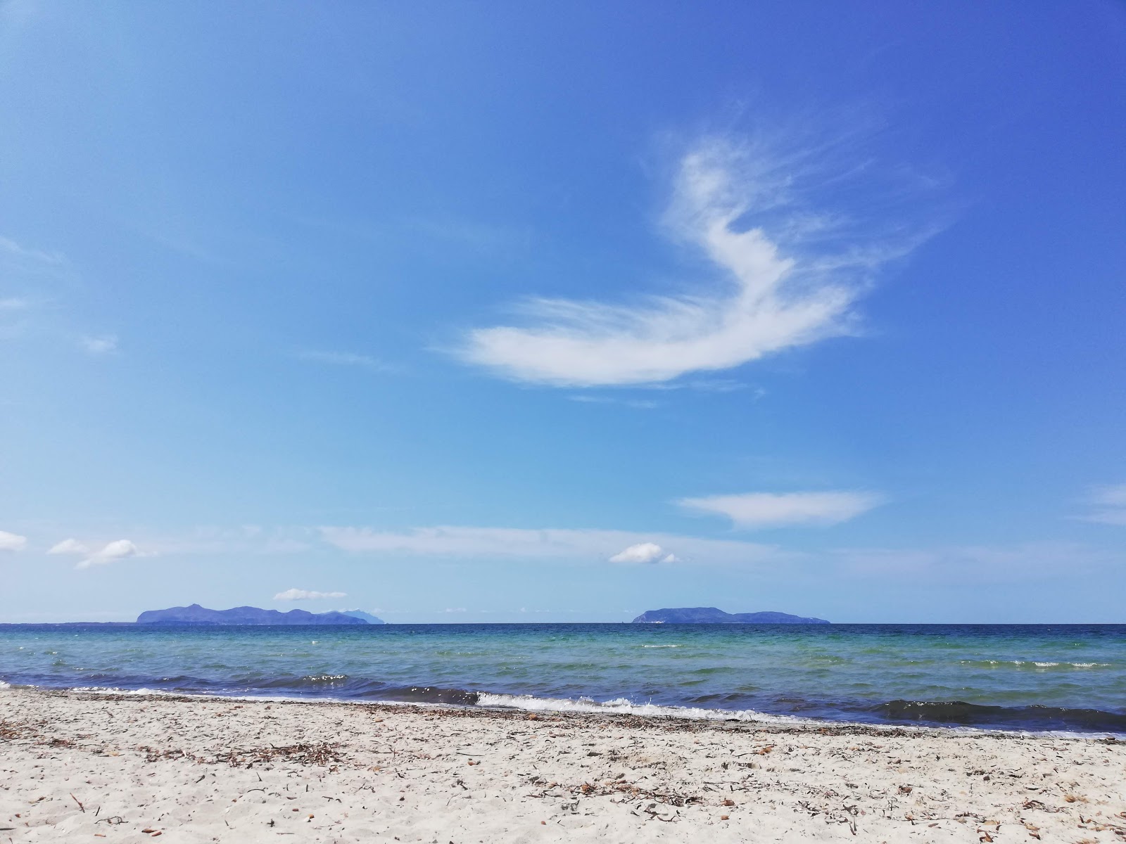 Foto von Spiaggia Marausa und die siedlung