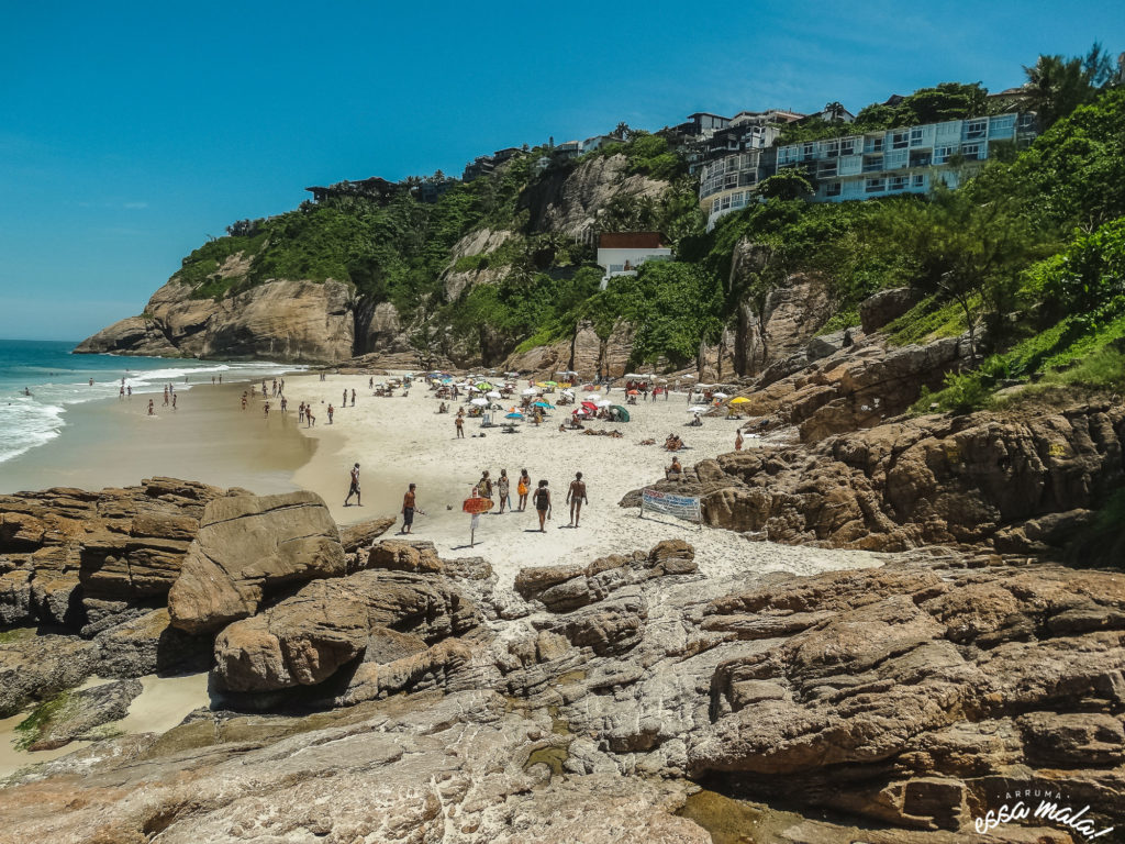 Foto di Praia da Joatinga circondato da montagne