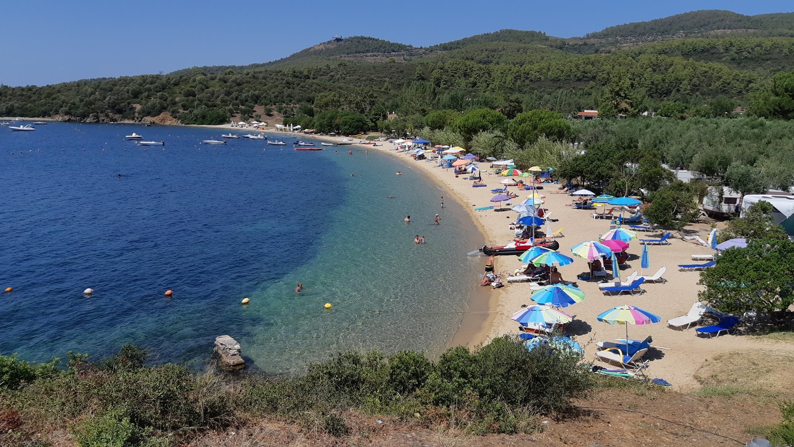 Agios Kyriaki beach的照片 带有蓝色纯水表面