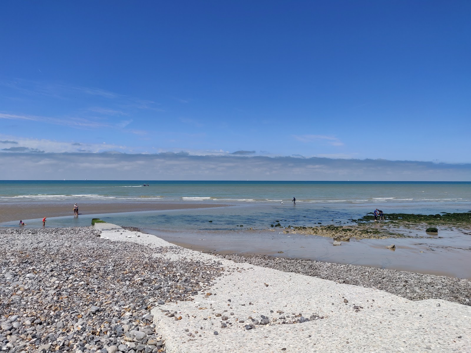 Plage de St Aubin sur Mer'in fotoğrafı - rahatlamayı sevenler arasında popüler bir yer