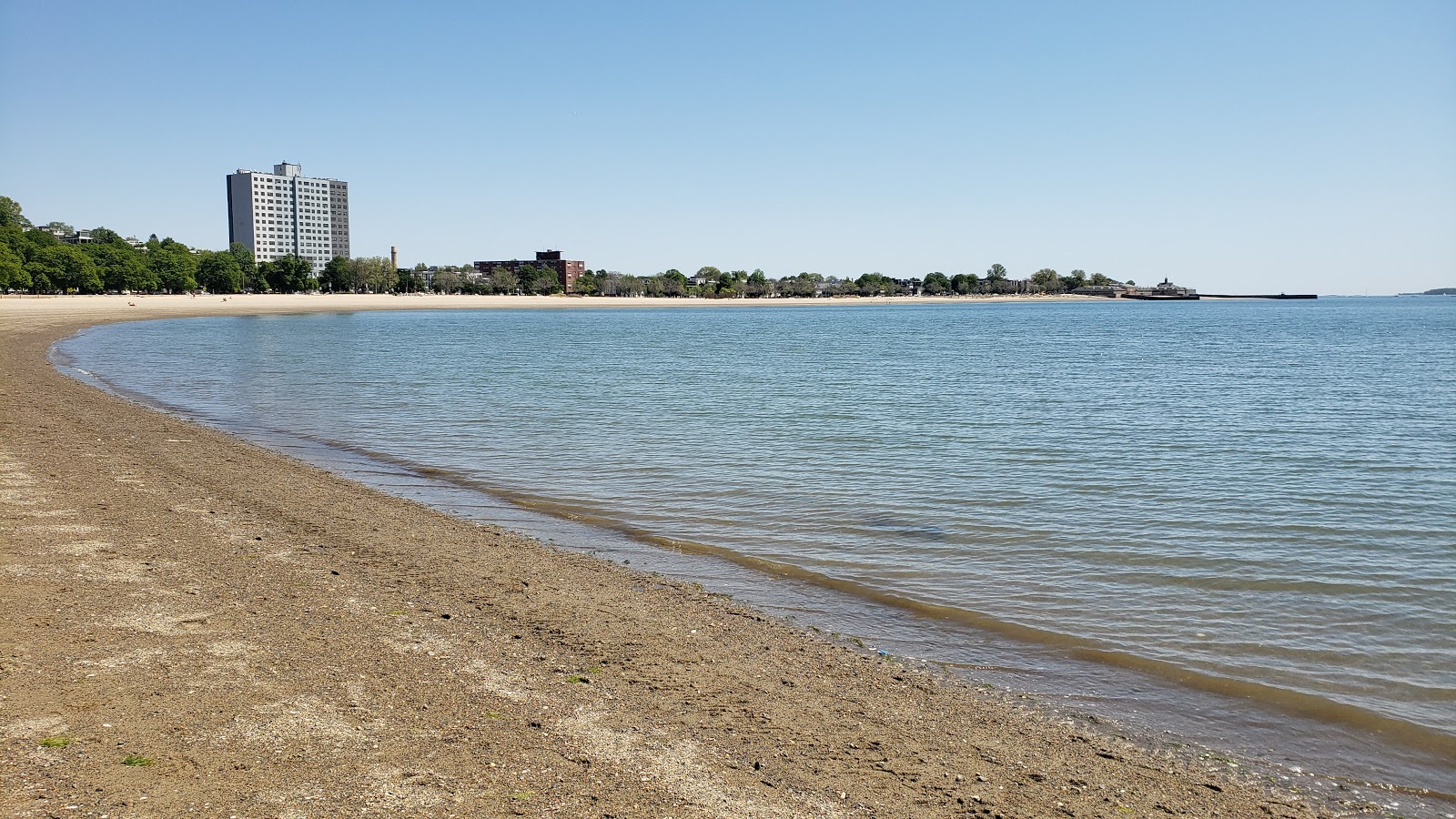 Fotografie cu Carson beach cu o suprafață de apa albastra