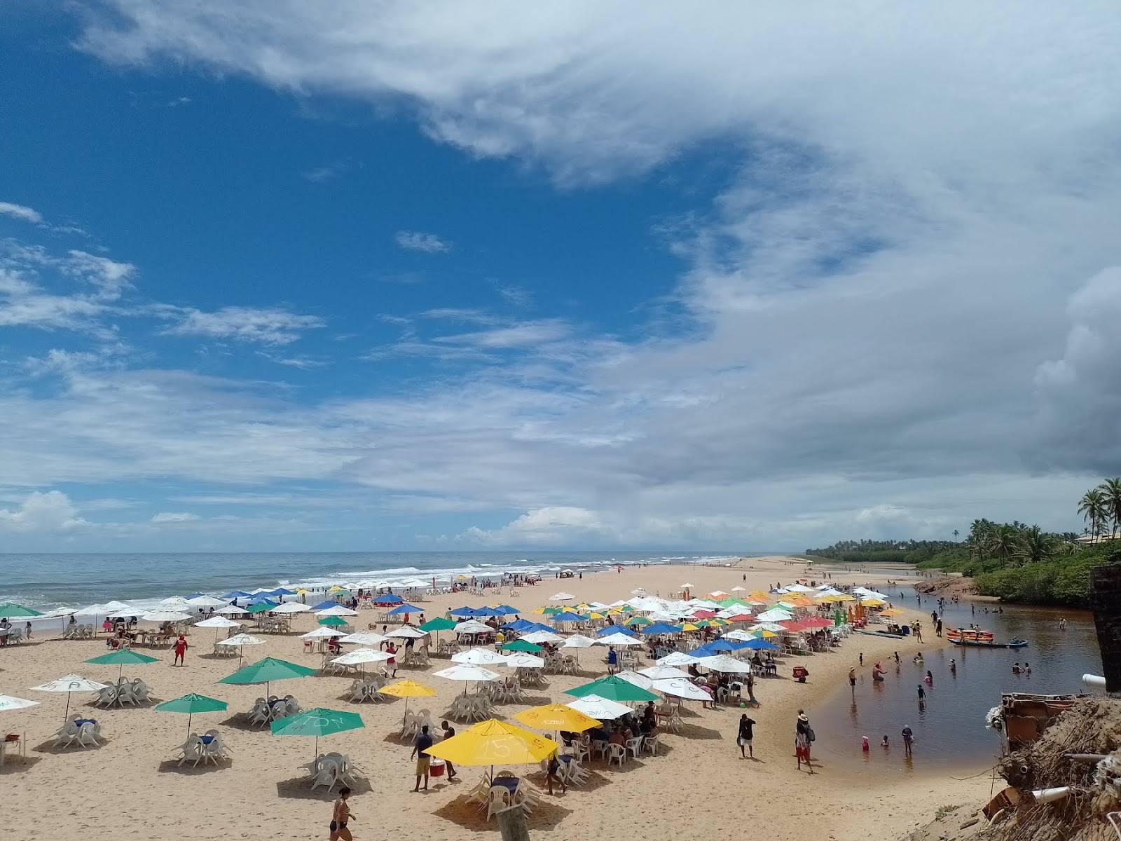 Photo de Praia de Imbassai avec rivage droit, long