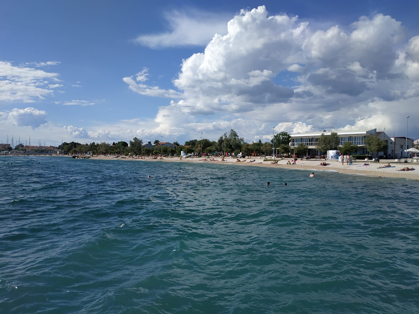 Fotografie cu Uskok Zadar beach - locul popular printre cunoscătorii de relaxare