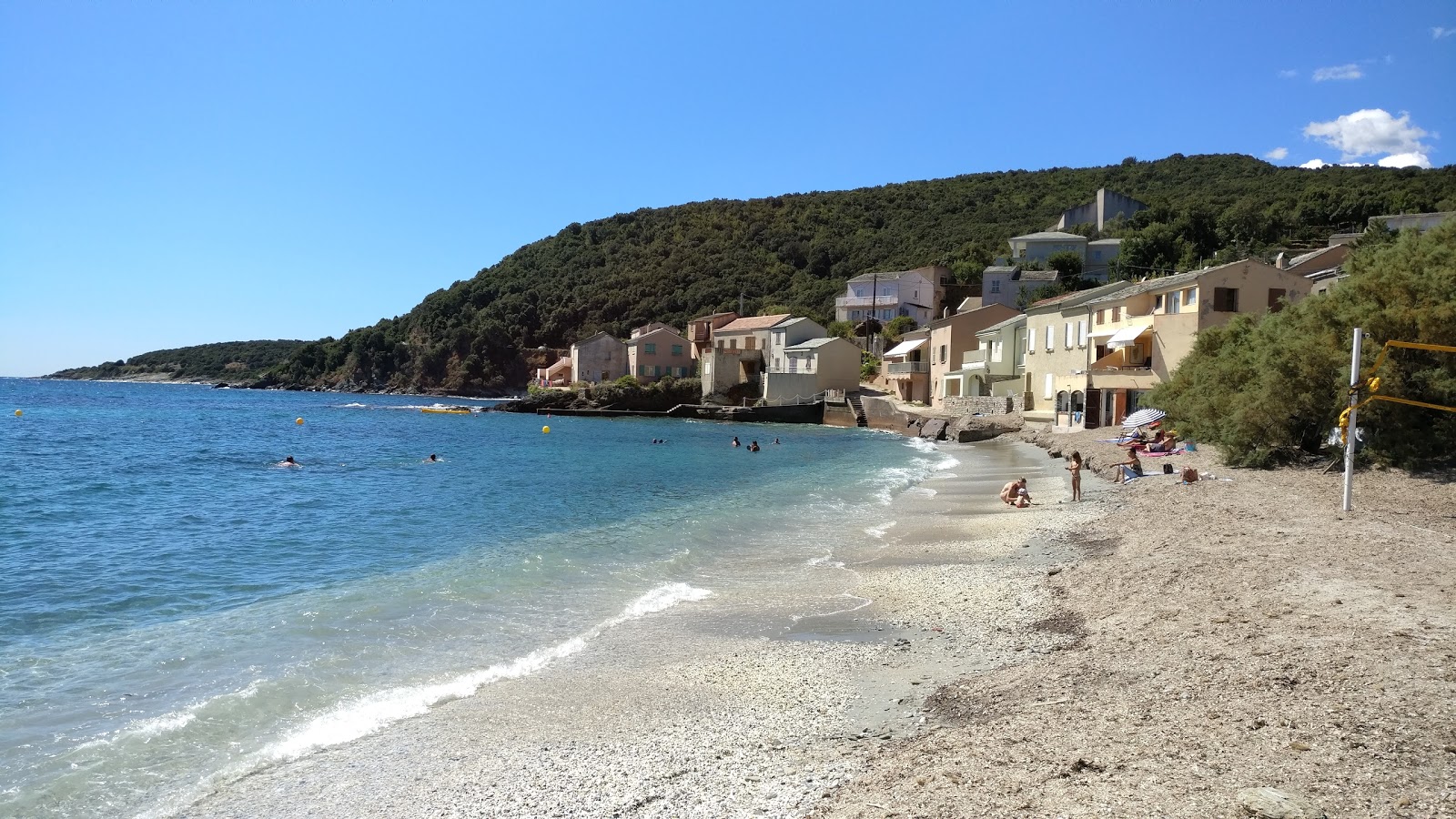 Fotografie cu Meria beach cu o suprafață de nisip beige și pietricele