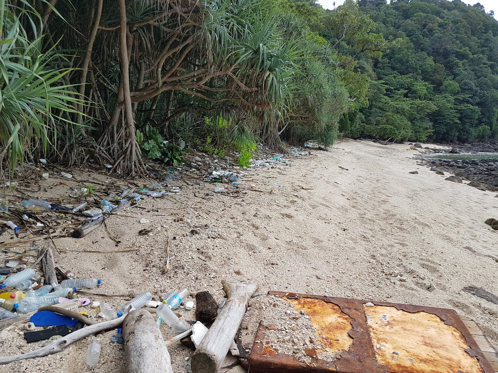 Foto von Ewu Beach mit etwas sauber Sauberkeitsgrad