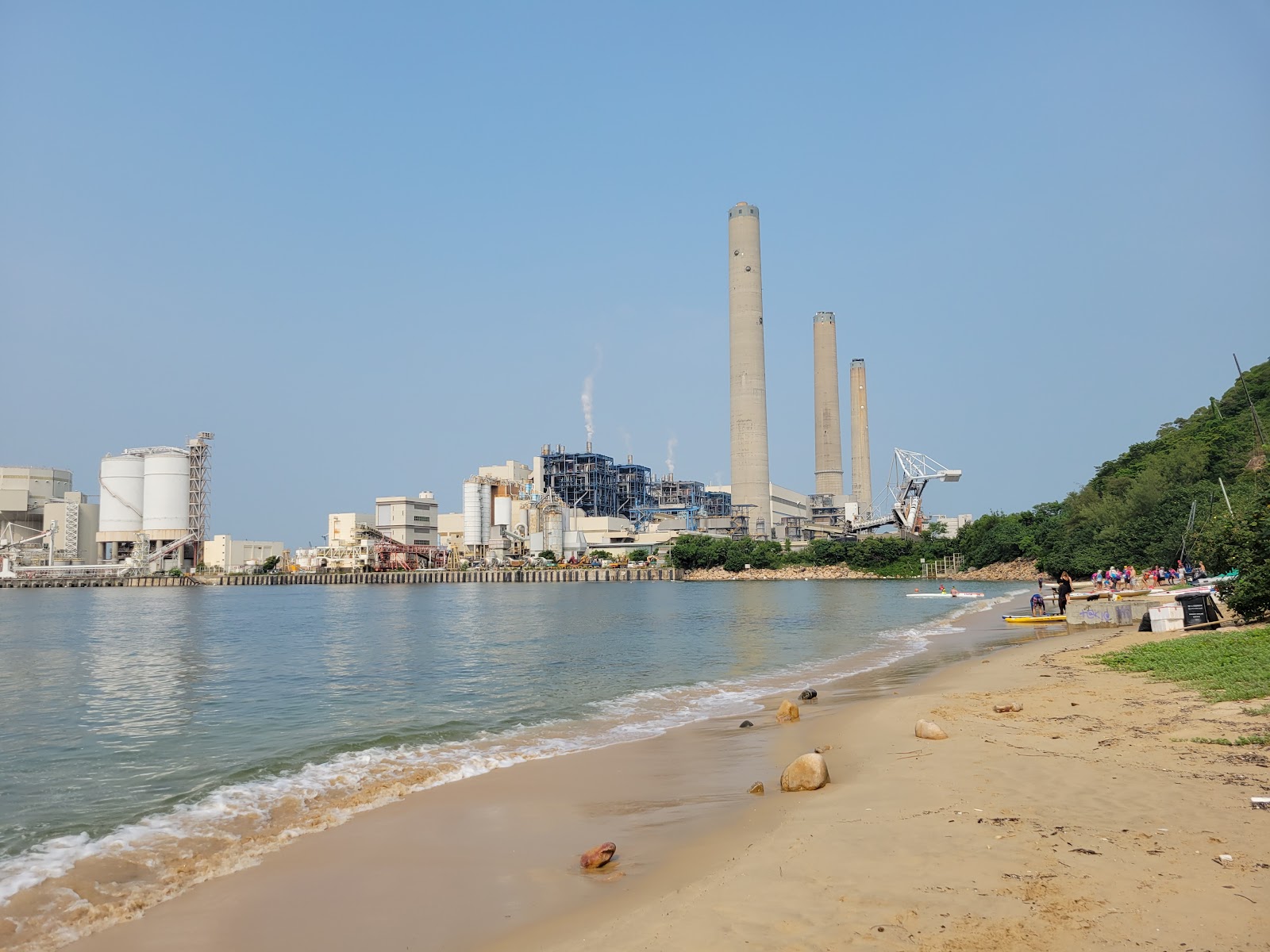 Zdjęcie Lamma Power Station Beach poparte klifami