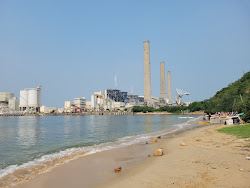 Zdjęcie Lamma Power Station Beach poparte klifami