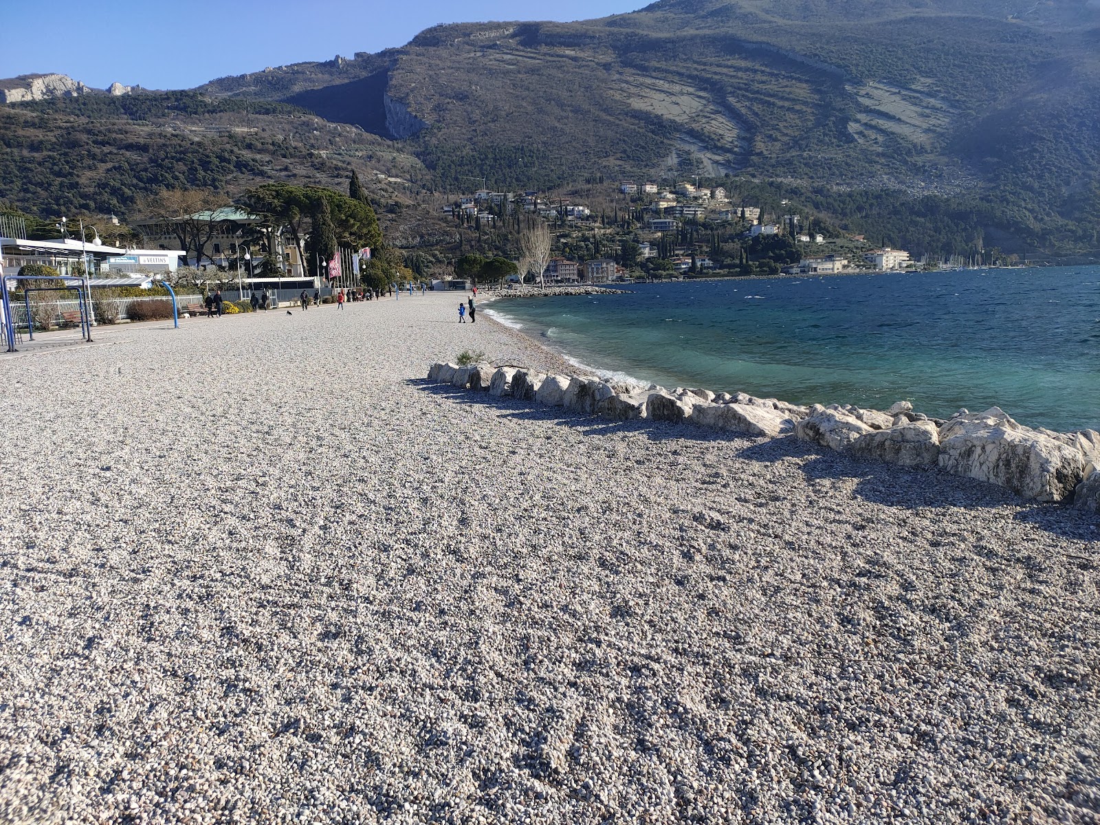 Foto af Spiaggia Lungolago og dens smukke landskab