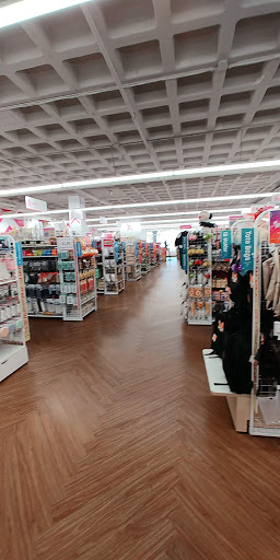 Shopping Mall «Midway Shopping Center», reviews and photos, 1001 Central Park Ave, Scarsdale, NY 10583, USA