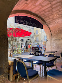 Atmosphère du Restaurant méditerranéen Le Méditerranée à Uzès - n°4